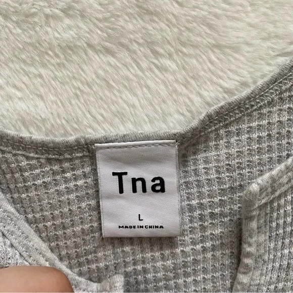 3/30$🤍 TNA | Grey waffle knit cropped tank - Picture 9 of 12